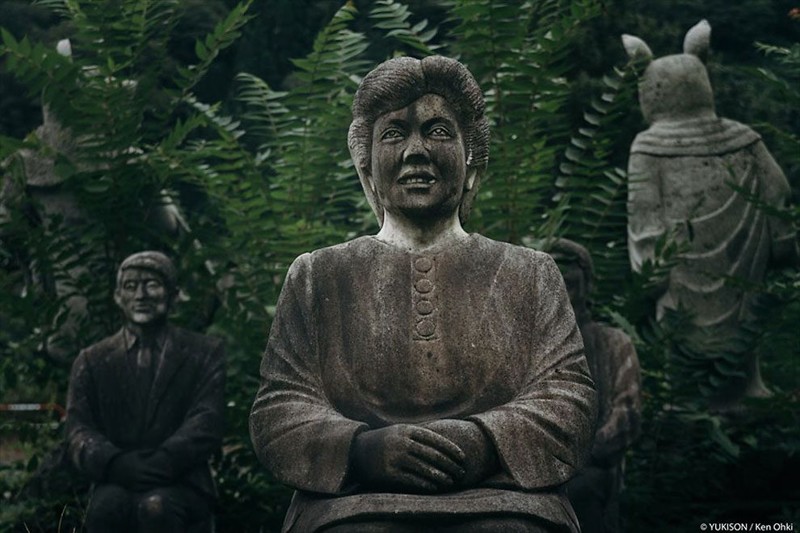 Фотограф наткнулся на жутковатую японскую деревню с сотнями статуй