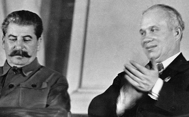  Почему Хрущев осудил культ личности Сталина?