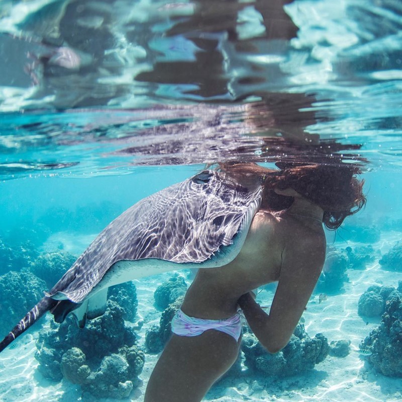 Фото девушки под водой в море