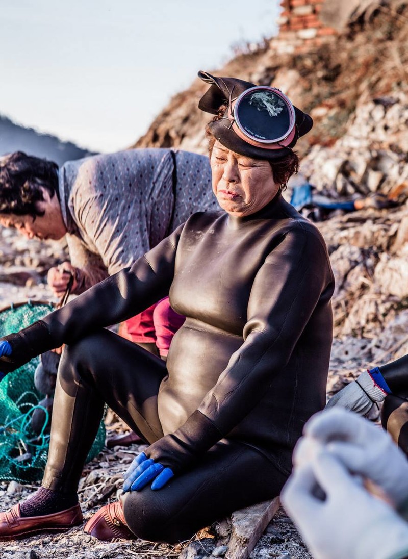 "Эти женщины-ныряльщицы - корейское наследие, последнее в своем роде", - говорит фотограф