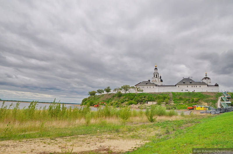 Свияжск - остров-село в Зеленодольском районе Татарстана, при слиянии рек Свияги и Щуки
