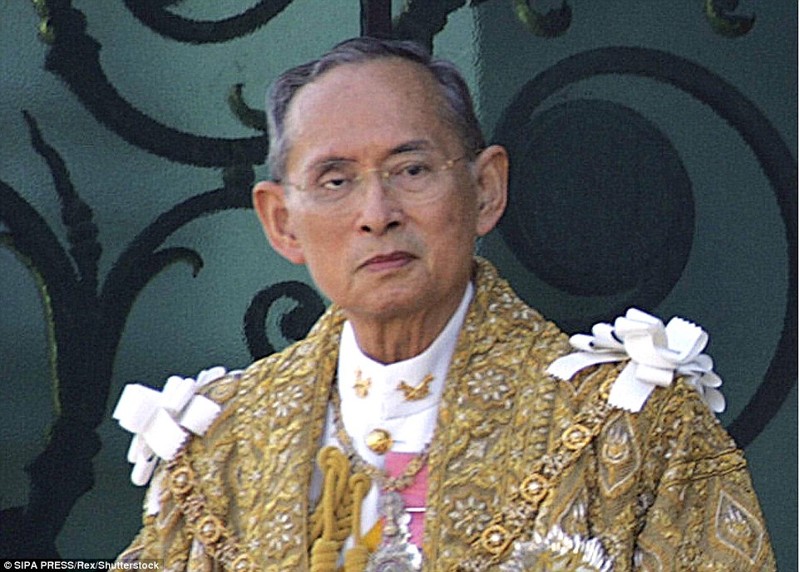 Таиланд скорбит по королю и поражается поведению наследника