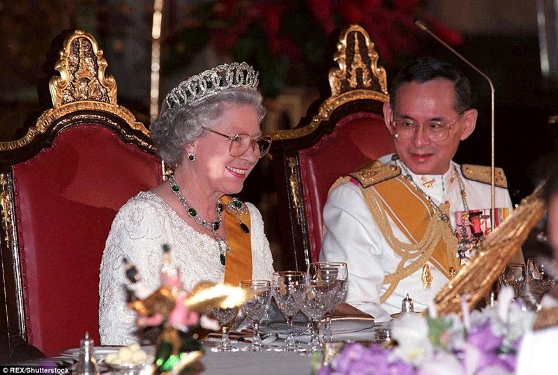 Таиланд скорбит по королю и поражается поведению наследника