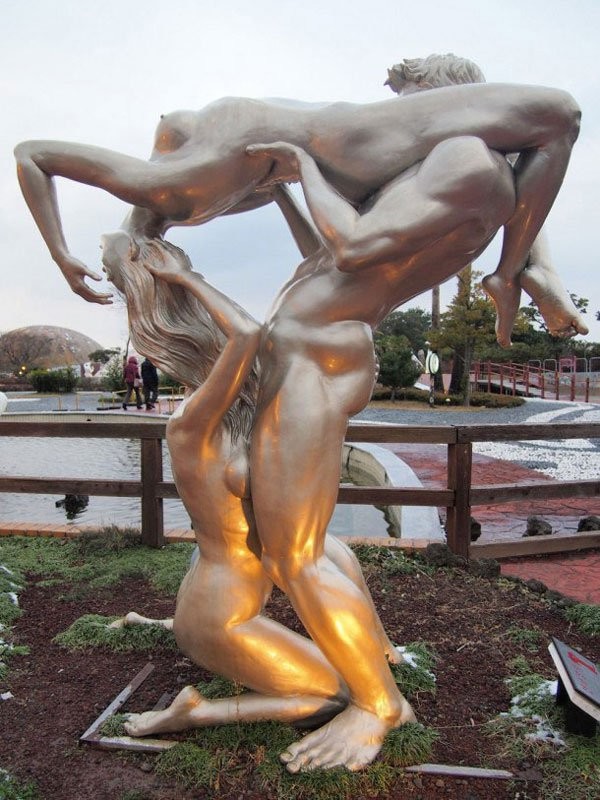 Секс, страсть и самые откровенные фантазии воплощены в этих скульптурах. 