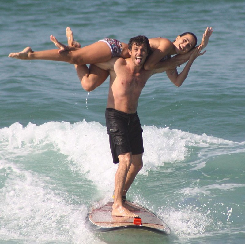 Этой паре помогает улучшить взаимоотношения тандем-серфинг 