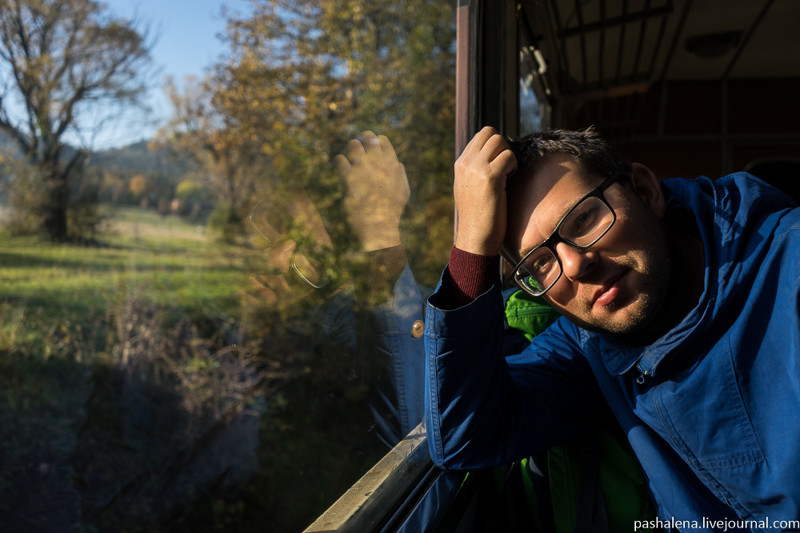 За окном золотая осень, и после суперраннего подъёма Паша засыпает, убаюканный мерными звуками медленно идущего поезда.