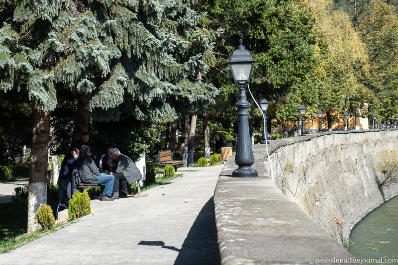 На набережной Куры, той самой реки, что течёт в Тбилиси, сидят дедушки и играют в нарды.