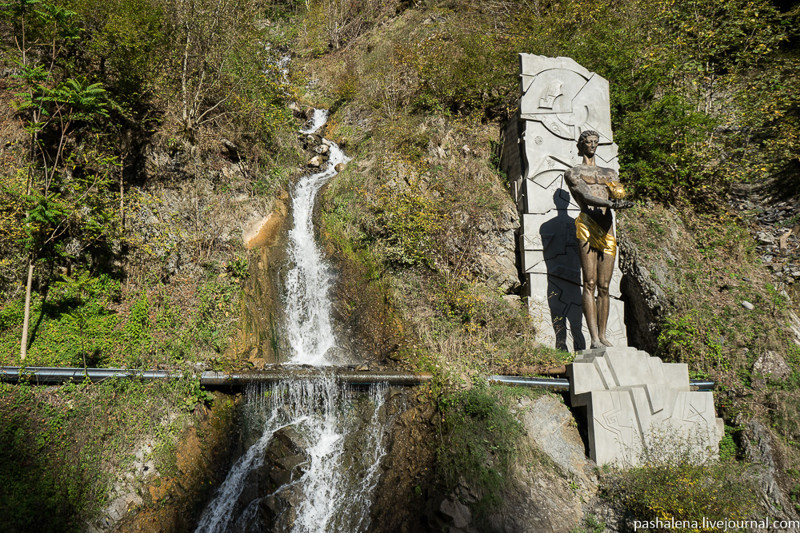 Водопад и памятник Прометею в городском парке Боржоми.
