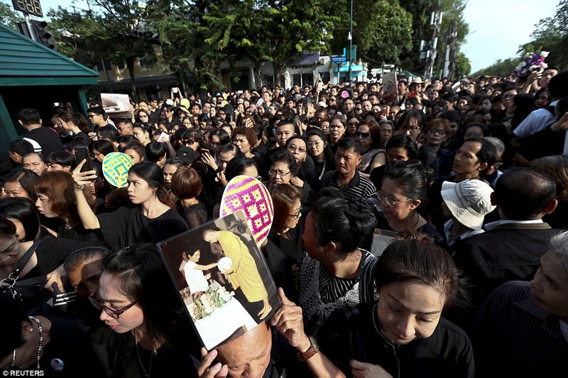 Таиланд в трауре после смерти короля: ажиотажный спрос на черные одежды породил дефицит