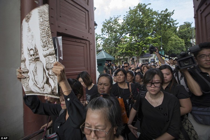 Таиланд в трауре после смерти короля: ажиотажный спрос на черные одежды породил дефицит