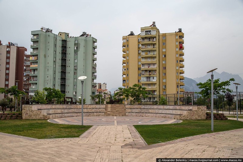 Хорошая 2-3 комнатная квартира в этом районе стоит в районе 300 долларов в месяц. Во многих российских городах цены такие же. 