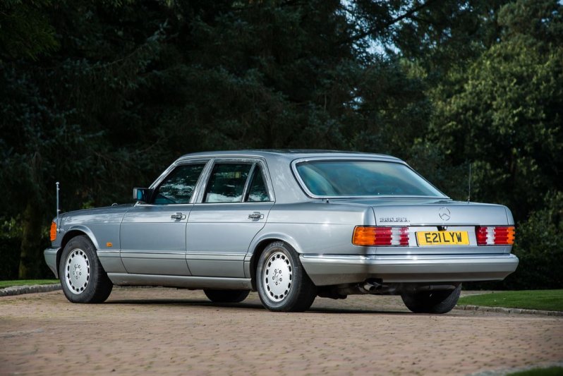 Хусейн купил автомобиль в 1988 году для своего поместья в Англии, заплатив за него более двухсот тысяч фунтов. Снаряженная масса машины, бронированной по классу B4, составляет четыре тонны.