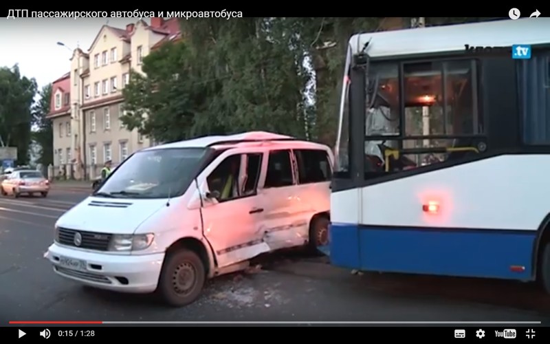 На Суворова столкнулись рейсовый автобус и микроавтобус- четырехлетняя девочка осталась без пальцев на ноге