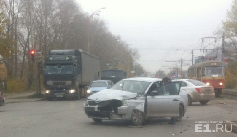 Авария дня. В Екатеринбурге женщина столкнулась с трамваем