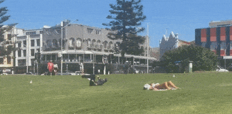 Прикольнулся над девушкой