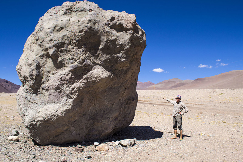 Огромный камень на нашем пути в пустыне Атакама