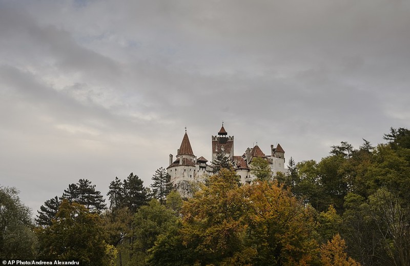 На Хэллоуин замок Дракулы посетят туристы...и переночуют в гробах