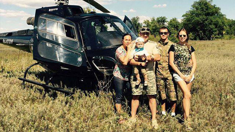 Семья депутата и экс-мэра Саратова на фоне незадекларированного вертолета