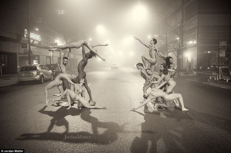 Сотни балерин по всему миру разделись для грандиозной фотосессии