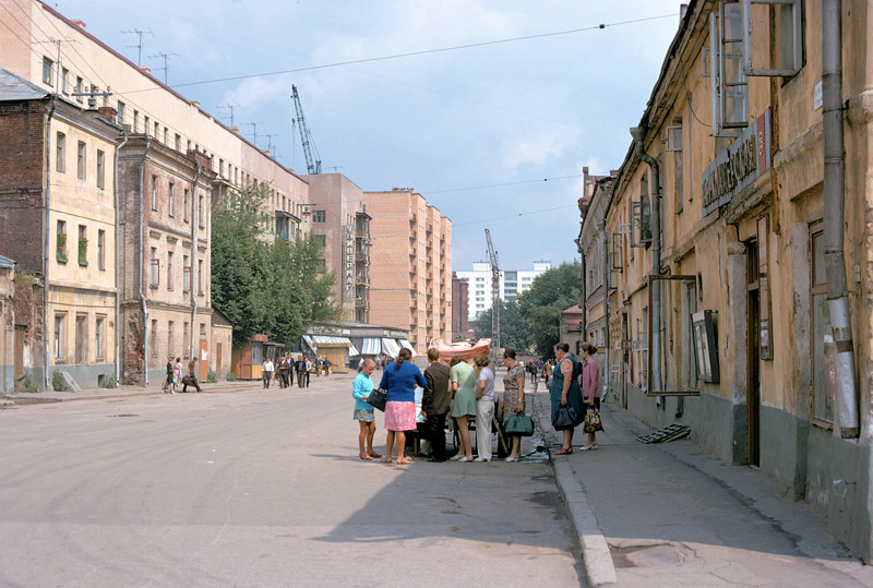 26.	Улица Фридриха Энгельса. Очередь за квасом. 1973г. 