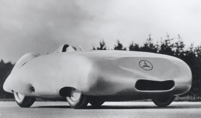 Рекордный Mercedes-Benz W25, на котором Караччиола в 1936 году установил шесть мировых рекордов скорости в классе B. Конструкторы автомобиля: Ганс Нибель, Макс Зайлер, Альберт Хеез, Макс Вагнер. Вмятина на передке никуда не делась: