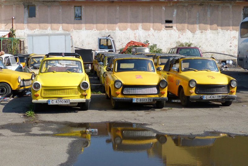 Десяток переделанных в кабриолеты и покрашенных в жёлтый старых ГДРовских народных автомобилей. Были обнаружены мной на захолустной парковке болгарского курорта, заросшие пылью, сильно уставшие и частично уже неживые. 