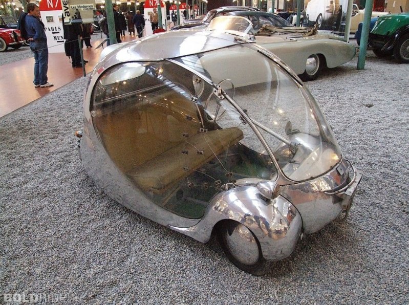 Футуристический миниавтомобиль в форме яйца