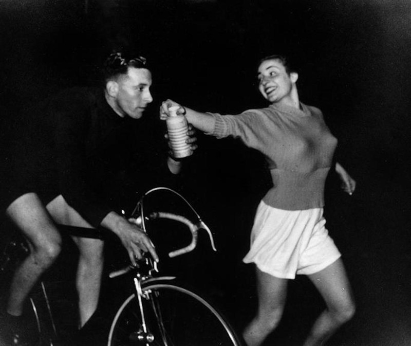 Велосипедист Кен Джой (Ken Joy) побил в Лондоне рекорд скорости, 1949 год.