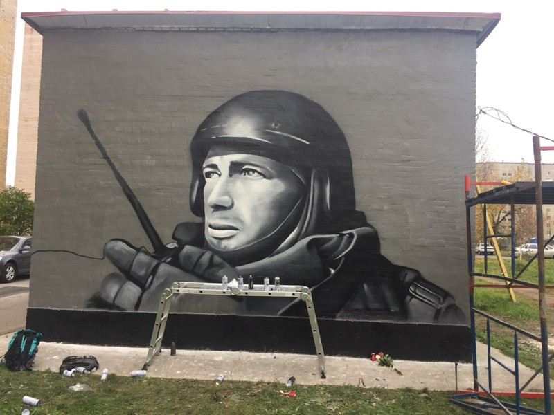 В Петербурге появилось масштабное граффити с портретом Моторолы