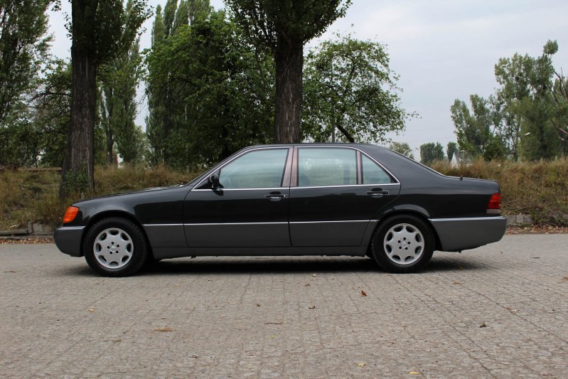 Машина в классической цветовой комбинации — цвет "199 blauschwarz" с серым кожаным салоном. В версии V140 (Lang)…