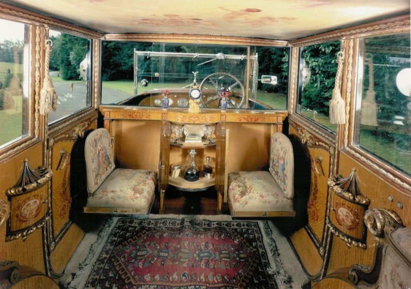 Rolls-Royce 1926 года с интерьером, как во дворце