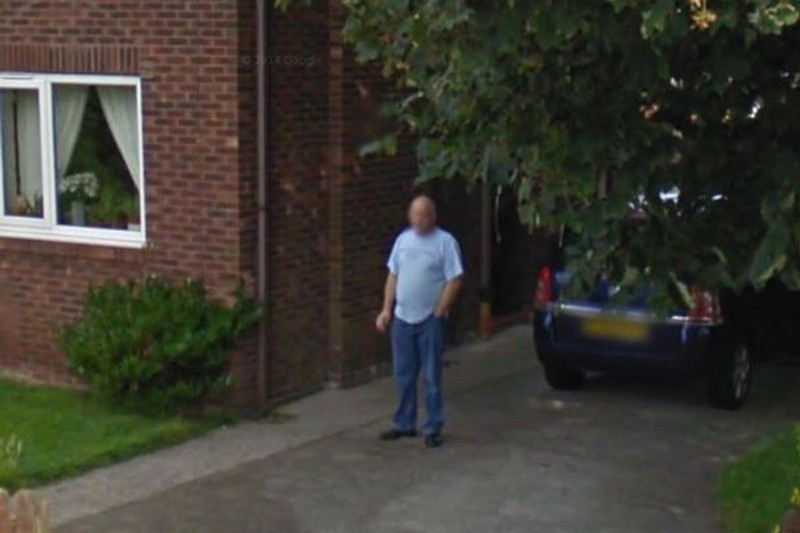 На этом фото, сделанном камерой Google Street View, можно видеть Донни с сигаретой в руках, что означает, что он не выполнил обещание, но это ещё не всё.. 