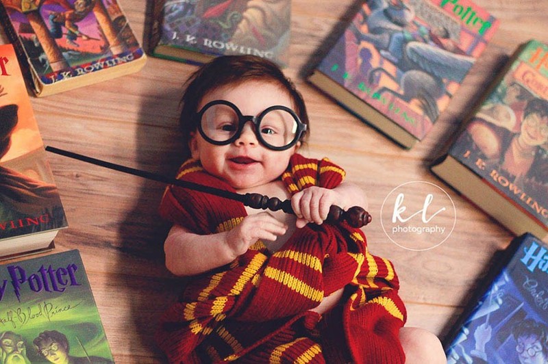 Красивая фотосессия симпатичной 3-месячной девочки в стиле «Гарри Поттер»