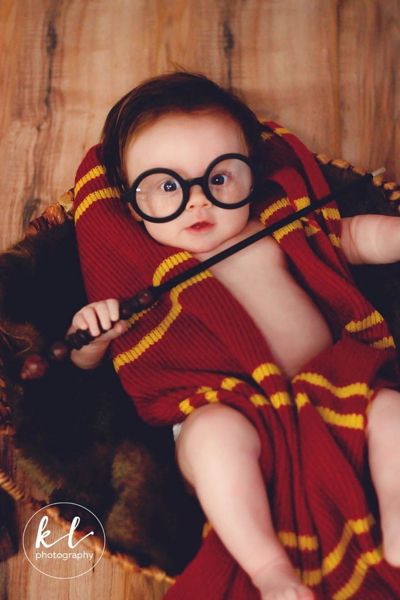 Красивая фотосессия симпатичной 3-месячной девочки в стиле «Гарри Поттер»