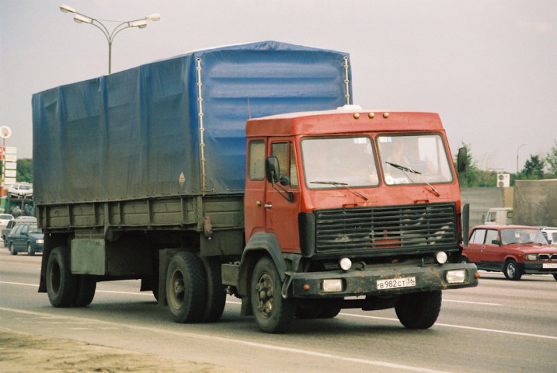 В «девичестве» – КАЗ-608В2 выпуска 1988 года, теперь – без пяти минут Mercedes ))