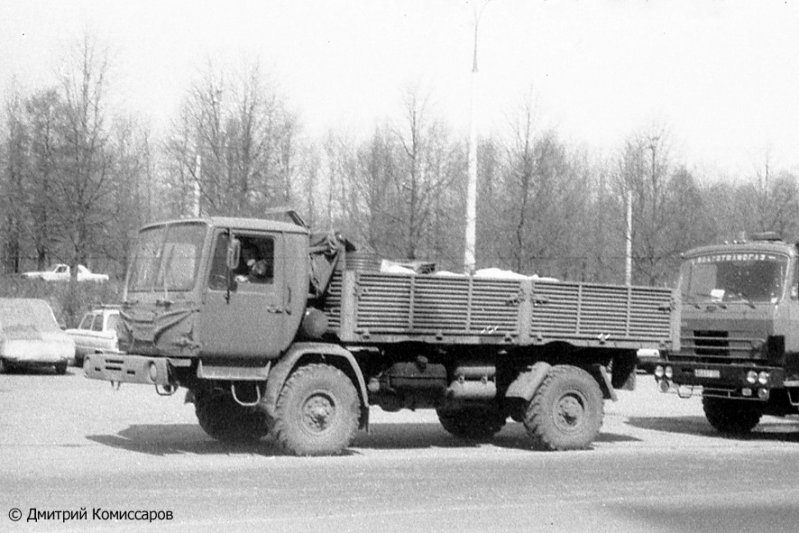 КАЗ-4540 с бортовой платформой от МАЗ-5335; полный привод у машины сохранен.
