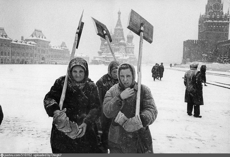 Дворники на Красной площади, 1960 год