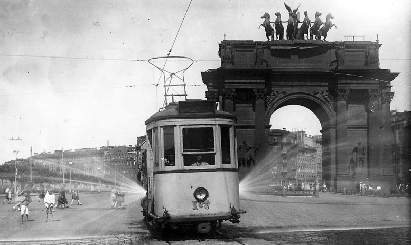 Трамвай-поливалка на площади Стачек. 1951 г.