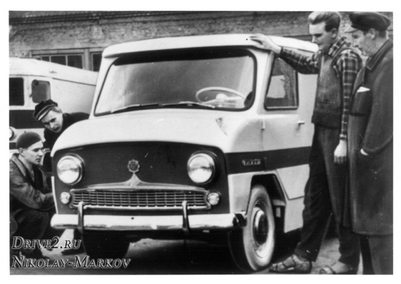 ТА-11 готовится к первому выезду в свет, октябрь 1961 г. Справа у машины стоят конструктор А.Воолаид и мастер А.Леебен