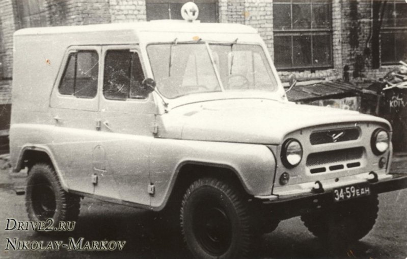 УАЗ-469Б, переоборудованный в Тарту в цельнометаллический универсал. Фара со знаком красного креста на крыше говорит о санитарном назначении машины, а госномер – о примерном времени постройки (1974 год)