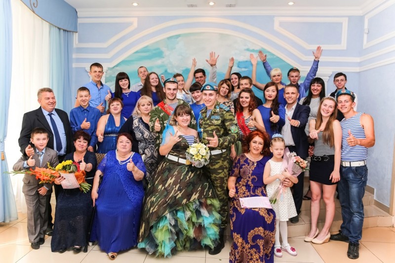 Камуфляжное платье, береты и тельняшки: в Омске прошла свадьба в стиле ВДВ
