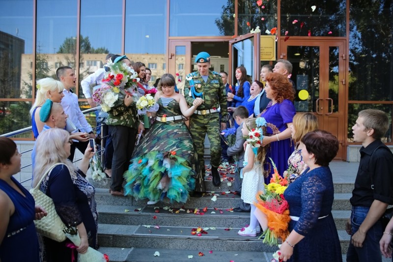 Камуфляжное платье, береты и тельняшки: в Омске прошла свадьба в стиле ВДВ