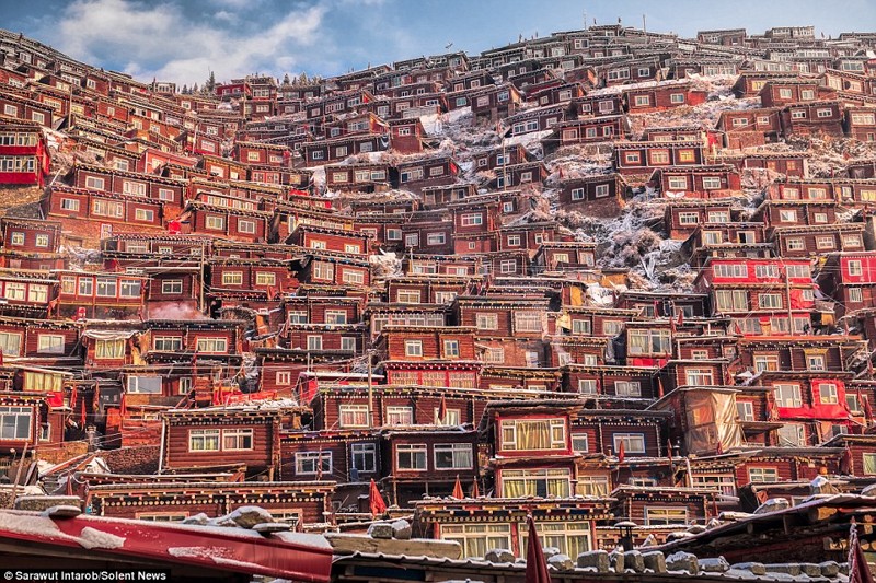 Эти домики на высоте около 4000 метров над уровнем моря - своего рода студенческий городок крупнейшей академии буддизма