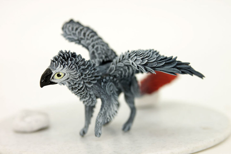 Российский художник создает сказочных зверей из бархатного пластика