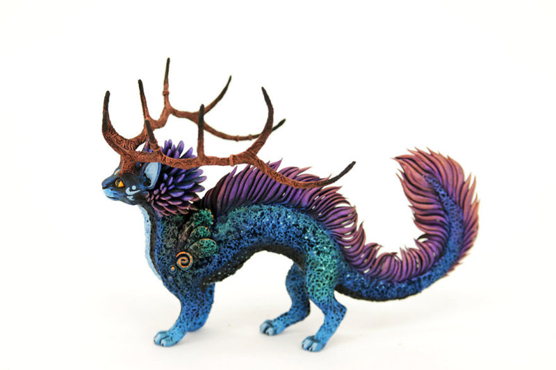Российский художник создает сказочных зверей из бархатного пластика