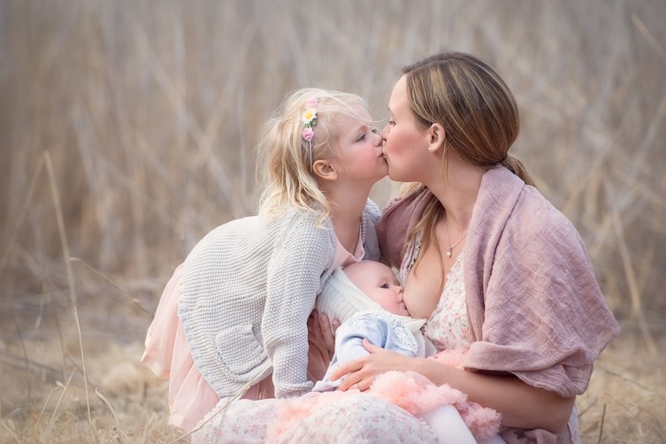 Кормление грудью создает неразрывную связь между матерью, малышом и другими членами семьи