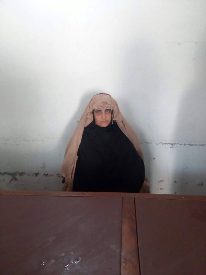 26 октября пакистанский журнал Dawn сообщил новость о том, что 40-летняя Шарбат Гула арестована за незаконное приобретение поддельных документов  