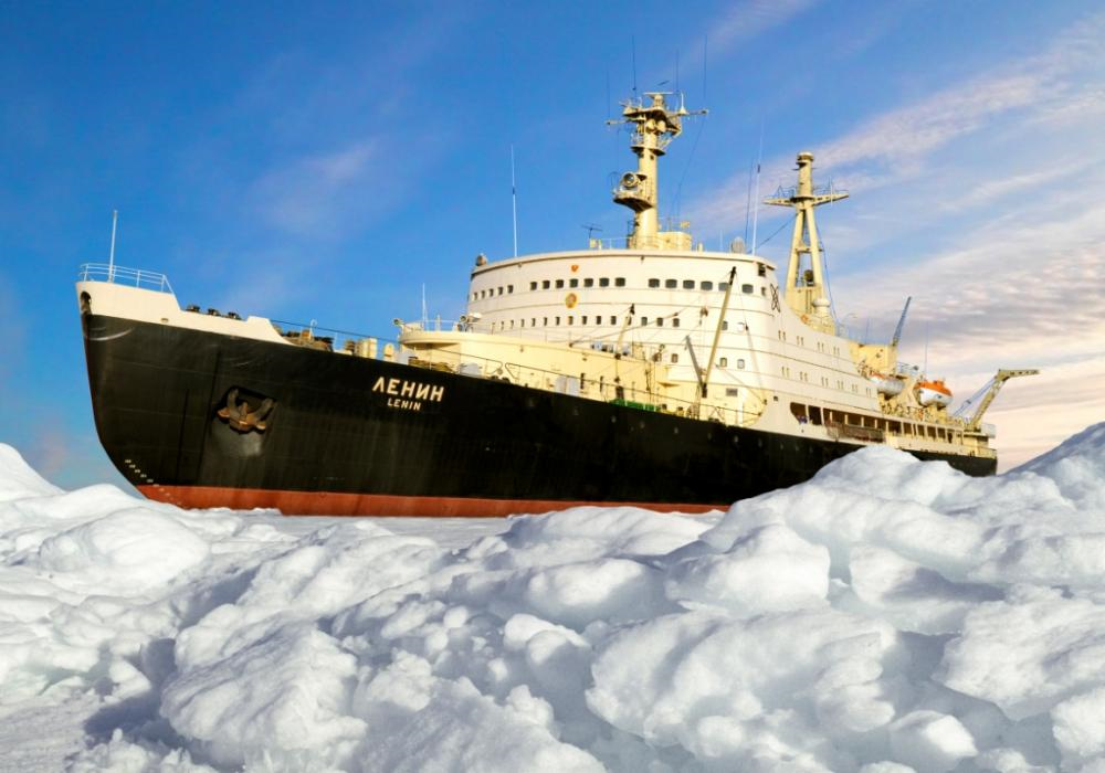 Какое атомное судно появилось первым. Ледокол Ленин Мурманск. Атомный ледокол Ленин. Атомный ледокол Ленин 1959. Ледокол Ленин 1957.