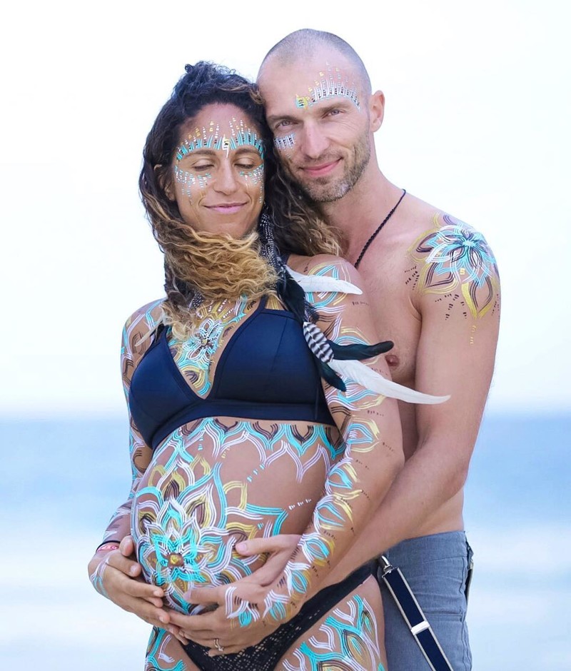 Пара преподает экстремальную йогу на последнем месяце беременности