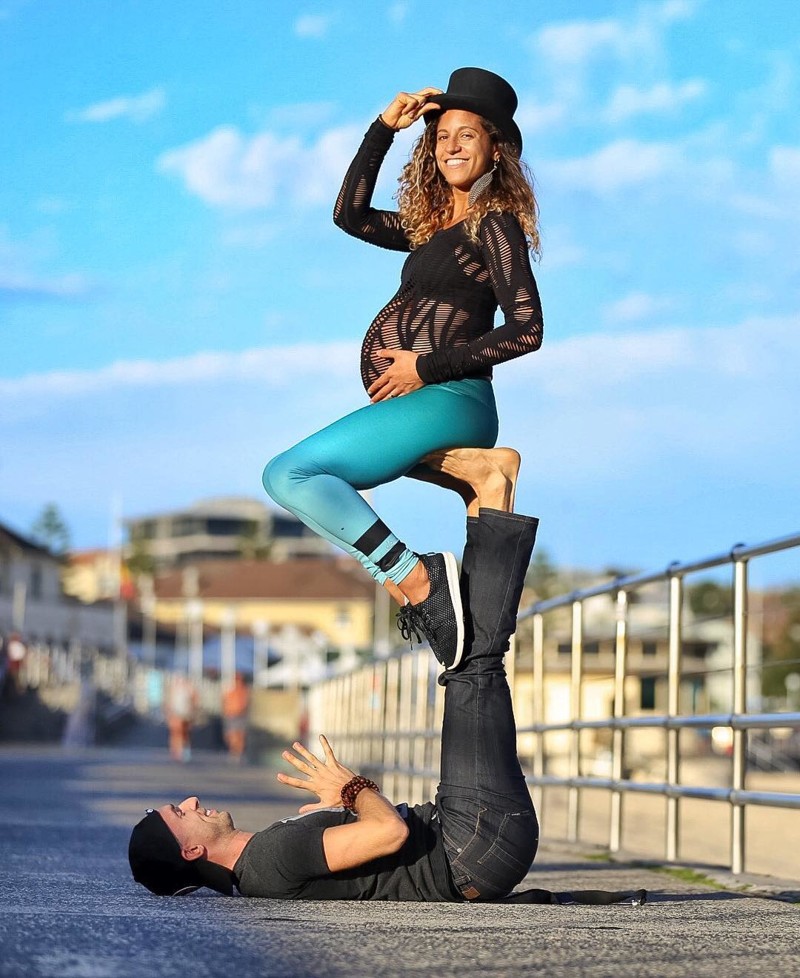 Пара преподает экстремальную йогу на последнем месяце беременности